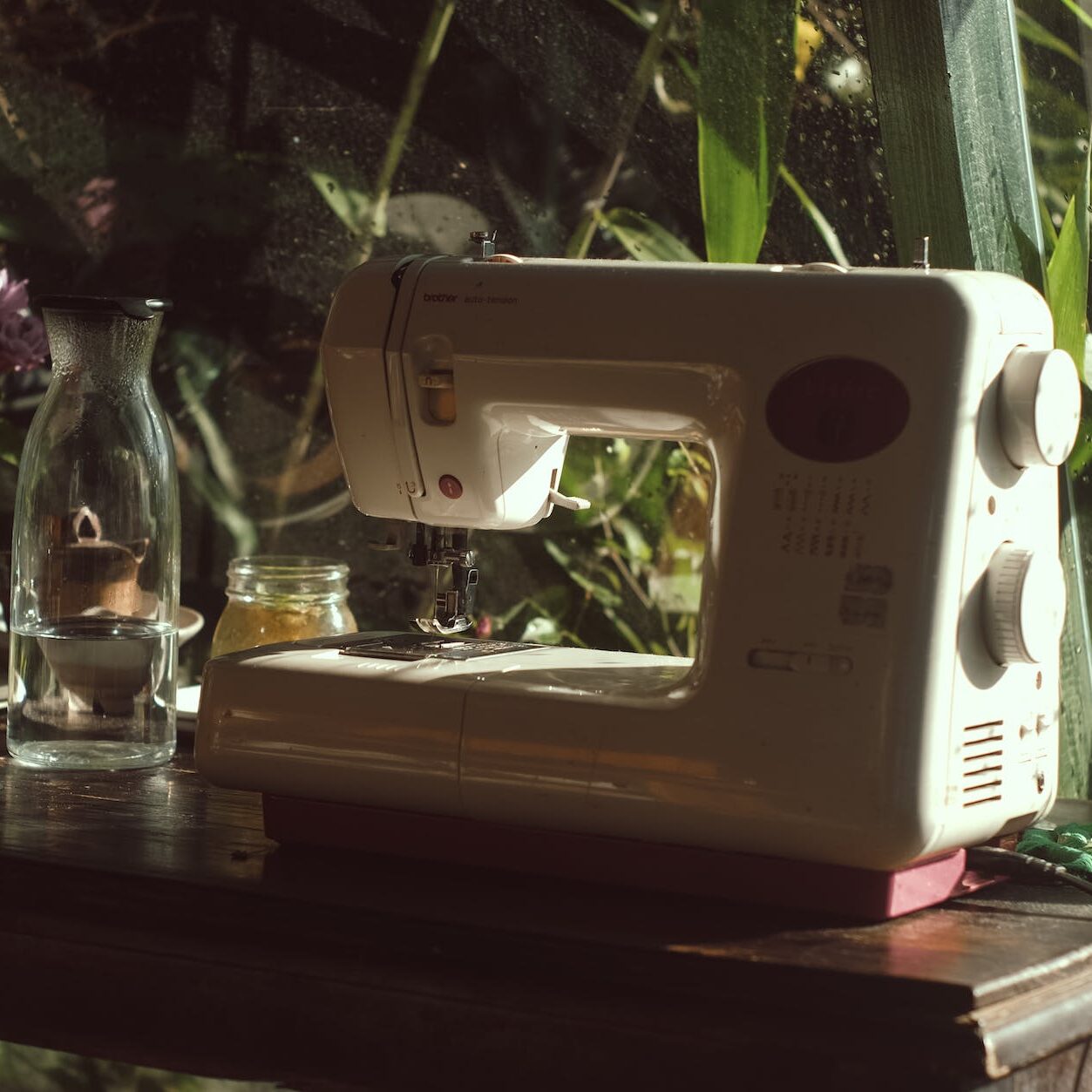 shallow focus photo of sewing machine